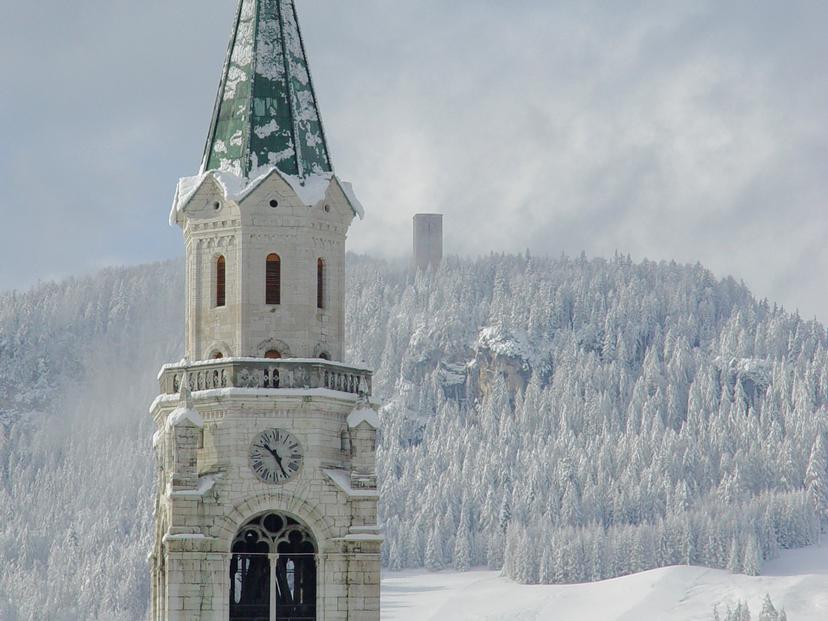 https://a.storyblok.com/f/150663/1805x1354/fd9292905f/cortina-d-ampezzo-ski-resort-church-tower.jpg