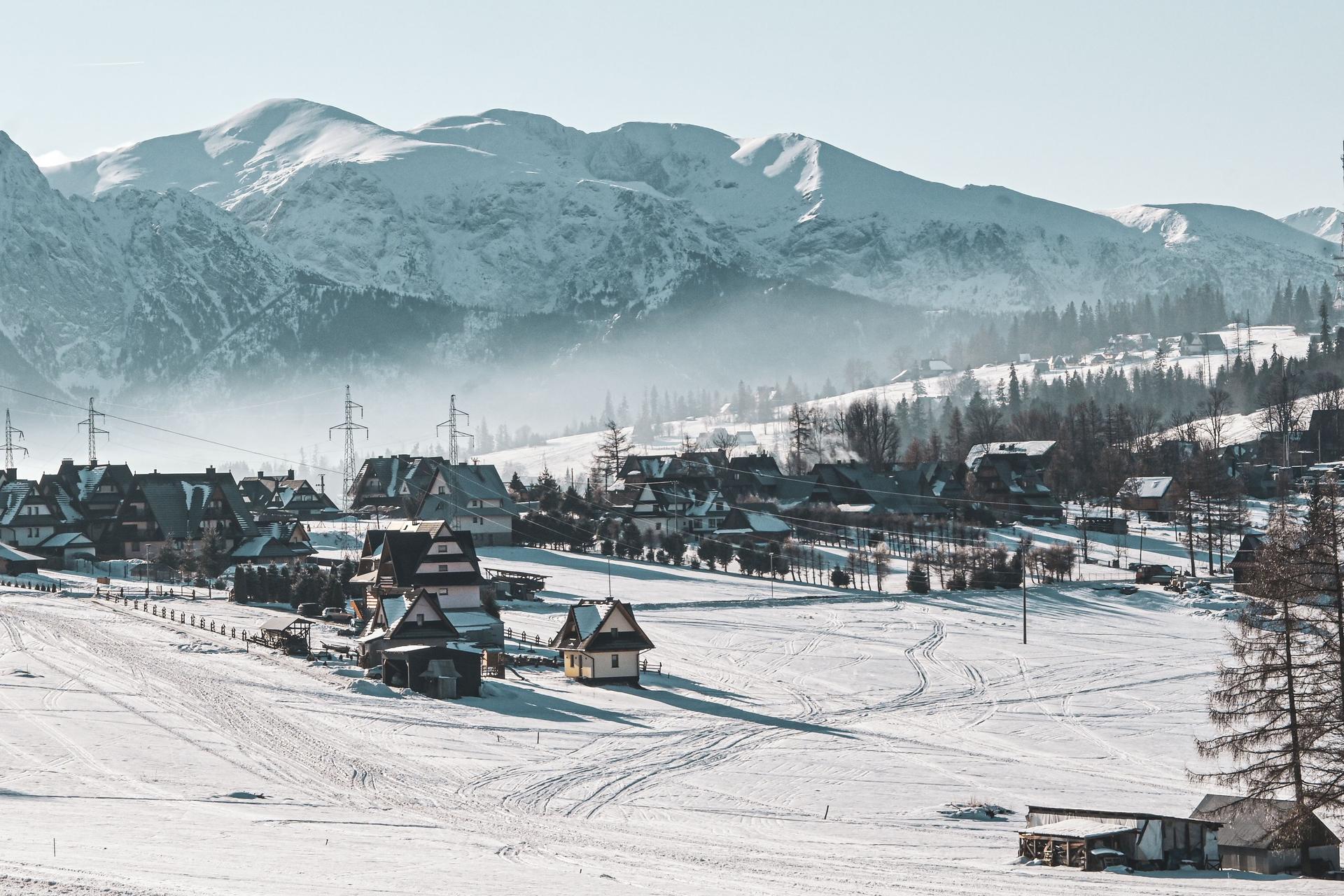 Zakopane-town-houses-mountains-background