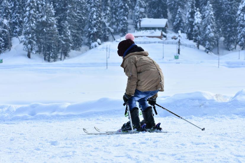 https://a.storyblok.com/f/150663/6000x4000/8180b35fdc/kid-skiing-bobble-hat-family.jpg