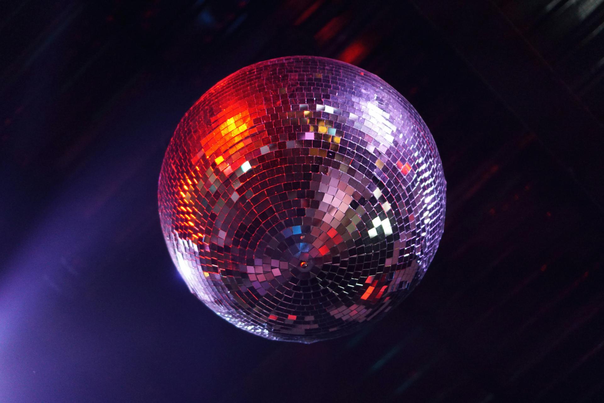Mirror-ball-clubbing-apres