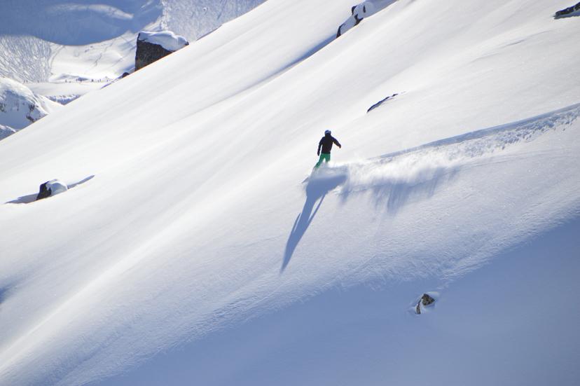 https://a.storyblok.com/f/150663/6016x4000/18881b7504/off-piste-ski.jpg