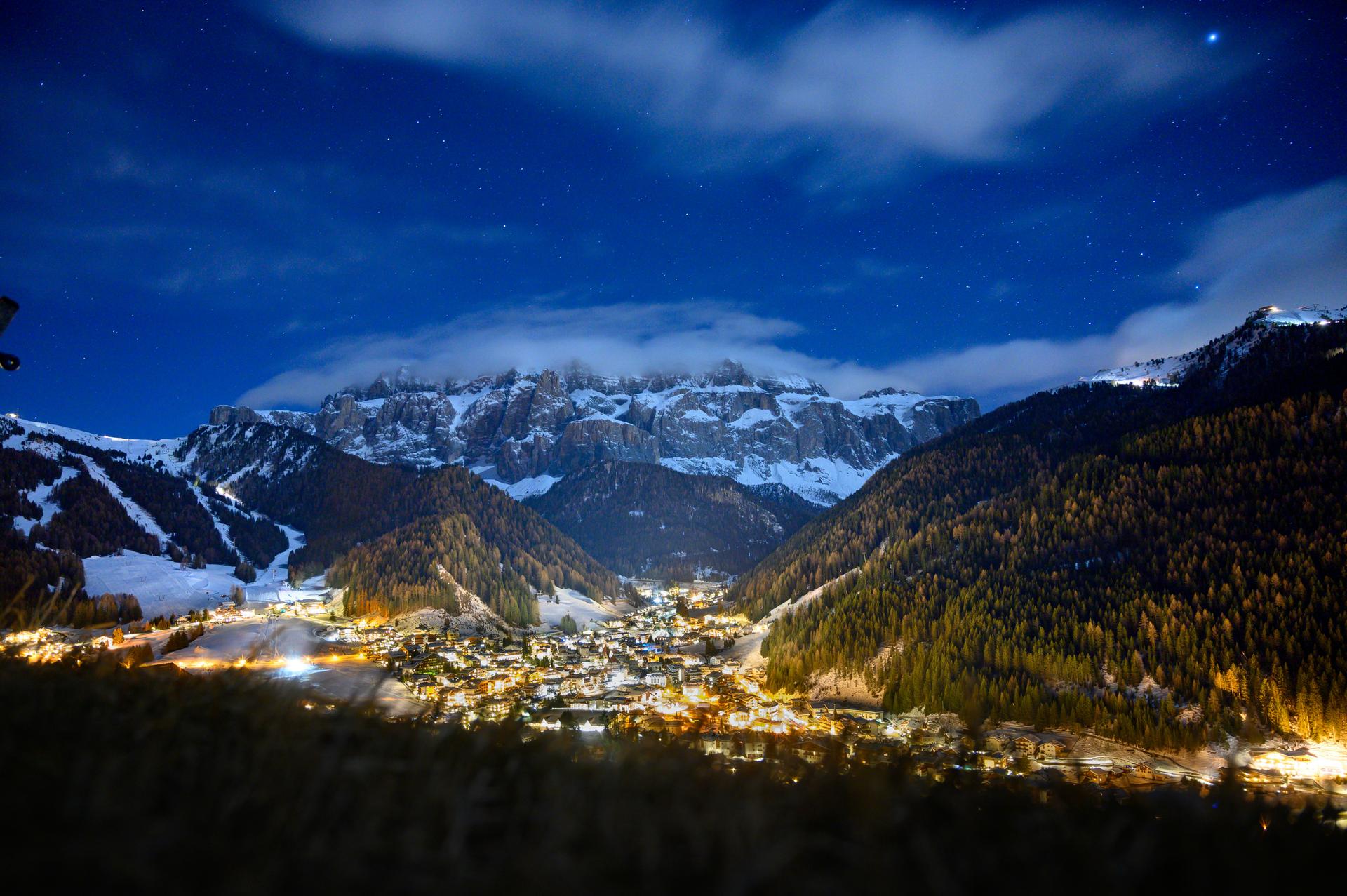 Selva-Wolkenstein-at-night
