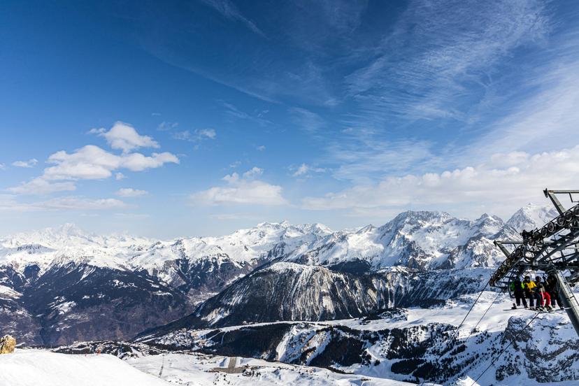 https://a.storyblok.com/f/150663/6070x4047/114a9c4638/three-valleys-ski-area.jpg